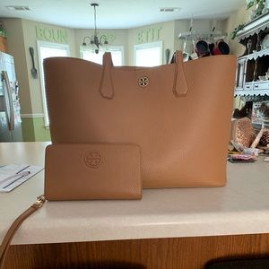 👜 Tory Burch Tote w/ wallet 👜